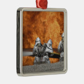 Firemen neutraliseren een brand metalen ornament (Rechts)