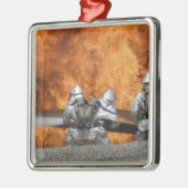 Firemen neutraliseren een brand metalen ornament (Links)