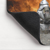 Firemen neutraliseren een brand muismat (Hoek)