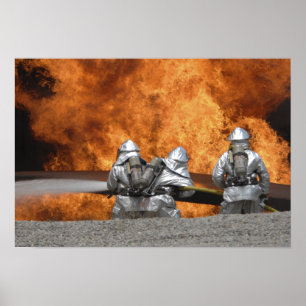 Firemen neutraliseren een brand poster