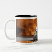 Firemen neutraliseren een brand tweekleurige koffiemok (Links)