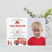 Firetruck verjaardagsuitnodiging klinkt het alarm kaart (Staand voorkant)