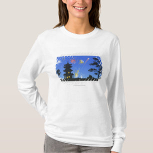 Fireworks-display en silhouette van pagode t-shirt