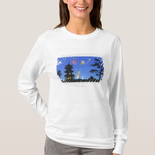 Fireworks-display en silhouette van pagode t-shirt (Voorkant)
