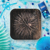 Fireworks-display op zwart-wit papieren bordje (Feest)