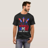 Fireworks Expert waarmee ik u op 4 juli voer T-shirt (Voorkant volledig)