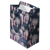 Fireworks Sweet 16 Midnight Blush ID984 Medium Cadeauzakje (Voorkant Gekanteld)