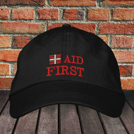 First Aid geborduurd Trucker hat Red / B|ack Geborduurde Pet