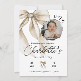 First Birthday Beige Bow Neutral Invitation Photo Kaart