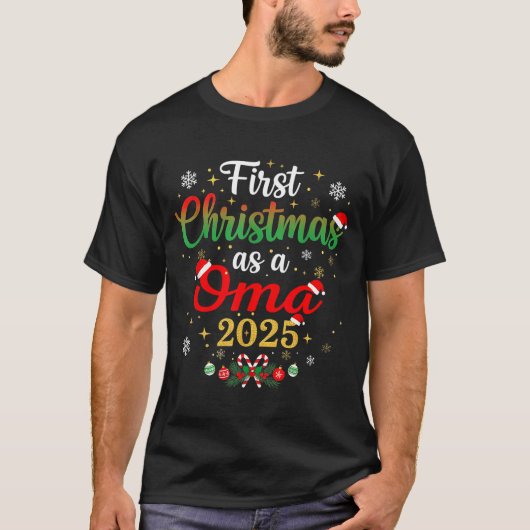 First Christmas As A Oma 2025 New Mommy Xmas  T-shirt (Voorkant)