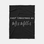 First Christmas As Mrs D Name  Fleece Deken (Voorkant)
