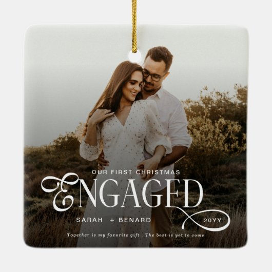 First Christmas Engaged  Chic Couples Photo Keramisch Ornament (Achterkant)