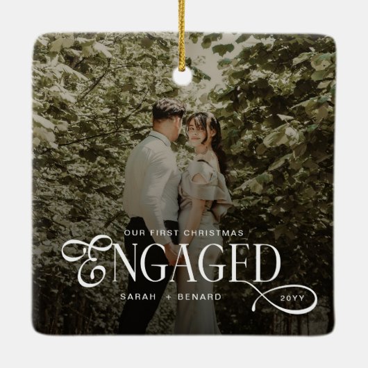 First Christmas Engaged  Chic Couples Photo Keramisch Ornament (Achterkant)