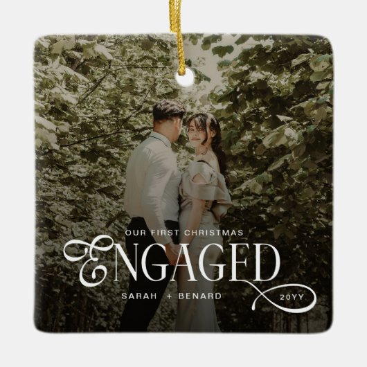 First Christmas Engaged  Chic Couples Photo Keramisch Ornament (Voorkant)