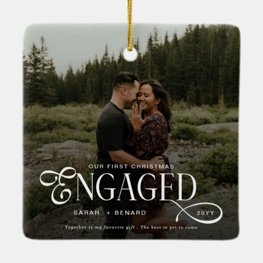 First Christmas Engaged  Chic Couples Photo Keramisch Ornament (Achterkant)