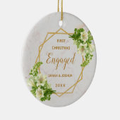 First Christmas Engaged Gold Marble White Lilies Keramisch Ornament (Rechts)