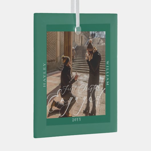 First Christmas Engaged Photo Green Glas Ornament (Voorkant Rechts)