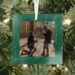 First Christmas Engaged Photo Green Glas Ornament<br><div class="desc">Pas dit ornament aan met uw foto,  naam en jaar voor een gepersonaliseerde toevoeging aan uw boomstructuur. De scriptkop kan worden verplaatst en de grootte ervan kan worden gewijzigd. Kleuren kunnen worden gewijzigd via de knop "Aanpassen" hierboven.</div>