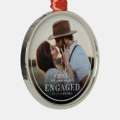 First Christmas Engaged Simple Border Photo Metalen Ornament (Rechts)