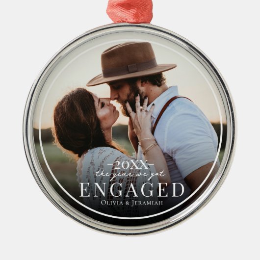 First Christmas Engaged Simple Border Photo Metalen Ornament (Voorkant)