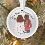First Christmas gay woman koppel Romantische FOTO Ornament<br><div class="desc">Celebrate your first Christmas together with this adorable illustration of a caucasian brunette and red haired koppel with pigtails and shoulder length hair sitting with their backs to you wearing ugly Xmas sweaters and drinking hot chocolate. The words, our first Christmas followed by the year, appear on the front and...</div>