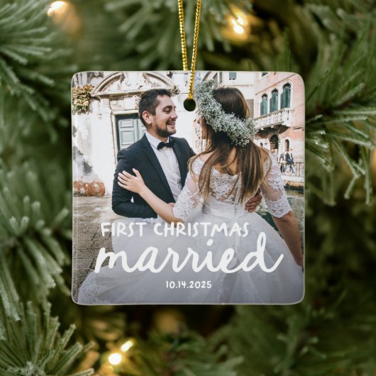 First Christmas Married | Hand-Drawn Lettering Keramisch Ornament (Boom)