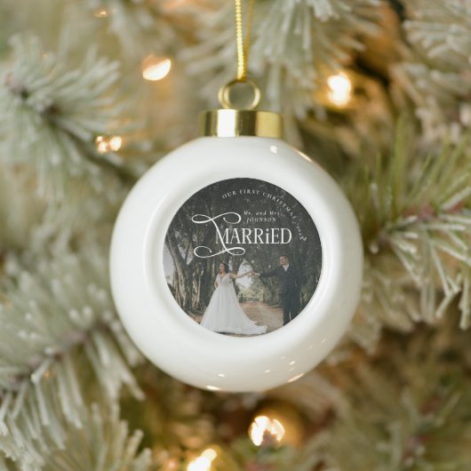 First Christmas Married Mr & Mrs Couples Photo  Keramische Bal Ornament (Boom)