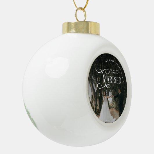 First Christmas Married Mr & Mrs Couples Photo Keramische Bal Ornament (Links)
