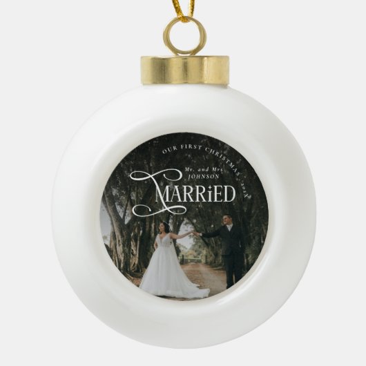 First Christmas Married Mr & Mrs Couples Photo  Keramische Bal Ornament (Voorkant)