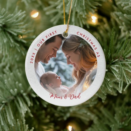 First Christmas Mom Dad Wonderland Baby Photo Red Keramisch Ornament (Boom)