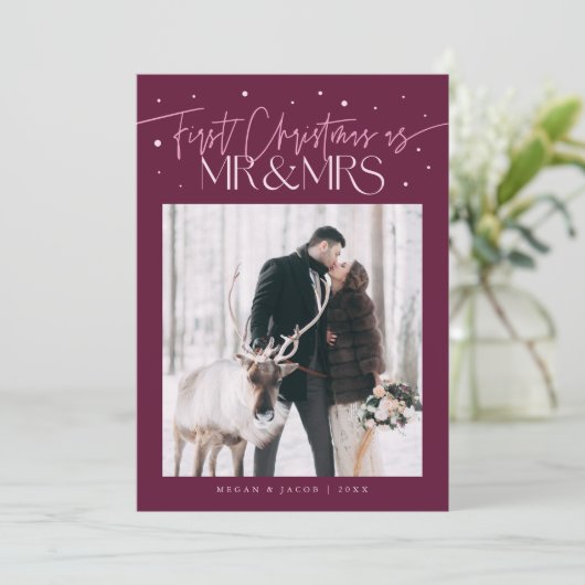 First Christmas Mr Mrs Newlywed Photo Cranberry Feestdagenkaart (Staand voorkant)