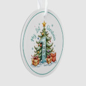 First Christmas Ornament – Snowy Tree & Gifts  (voorkant)