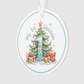 First Christmas Ornament – Snowy Tree & Gifts  (voorkant)