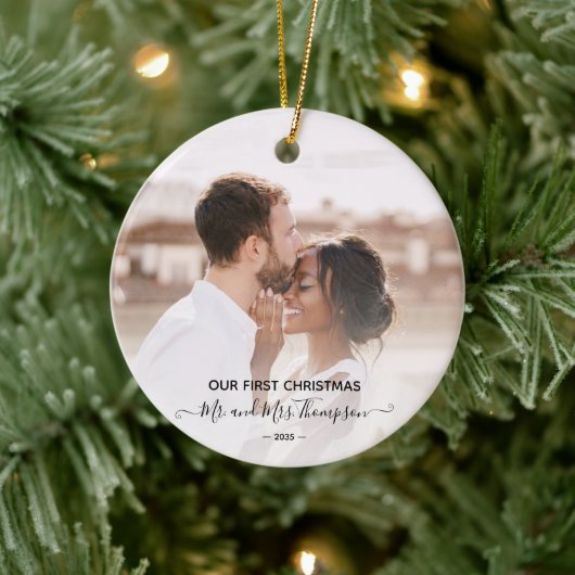 First Christmas Photo Mr Mrs  Script Newlyweds  Keramisch Ornament (Boom)