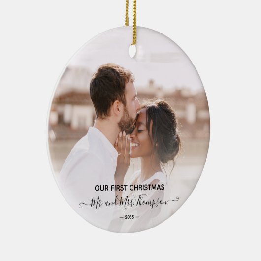 First Christmas Photo Mr Mrs Script Newlyweds Keramisch Ornament (Rechts)