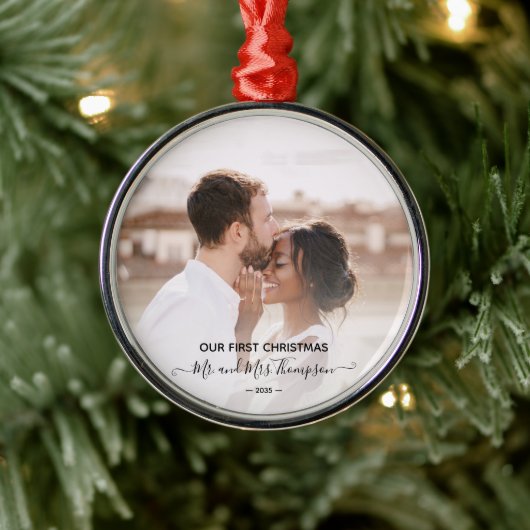 First Christmas Photo Mr Mrs  Script Newlyweds  Metalen Ornament (Boom)