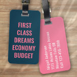 First Class Dreams Blauw Roze Typografie Grappig Bagagelabel<br><div class="desc">Versterk uw bagage met dit persoonlijke ontwerp dat perfect is voor reizigers</div>