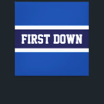 FIRST DOWN Bold Navy Royal Blue White Stripes Canvas Afdruk<br><div class="desc">Dit sportieve footballs ontwerp is voorzien van atletische FIRST DOWN tekst in een brede marineblauwe middenstreep in het wit tegen koningsblauwe buitenstrepen.</div>