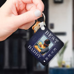 First Fathers Day New dad photoSleutelhanger Sleutelhanger<br><div class="desc">De beste vader ooit Happy First Vaderdag bold white typografie op donkermarinblauw kalkbord nieuwe vader heeft een gepersonaliseerde dubbelzijdige sleutelhanger met foto,  tekst en handtekening.</div>