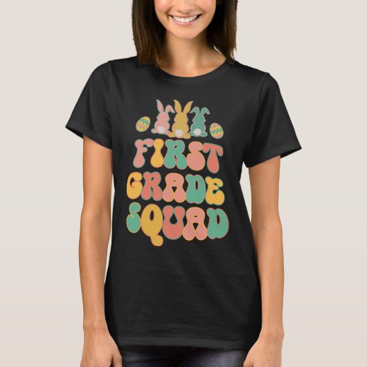 First Grad Squad Teacher  Retro Groovy Easter Bunn T-shirt (Voorkant)