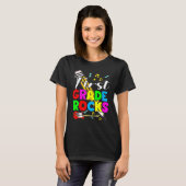 First Grade Rocks Happy First Day Terug naar Schoo T-shirt (Voorkant volledig)