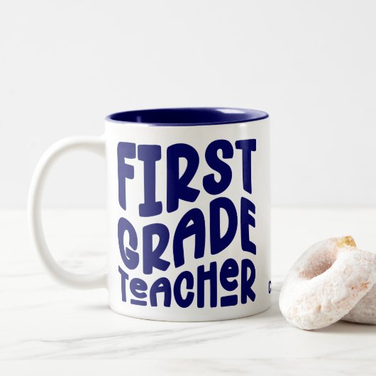 First Grade Teacher Navy Blue Text Tweekleurige Koffiemok (Met donut)