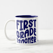 First Grade Teacher Navy Blue Text Tweekleurige Koffiemok (Links)