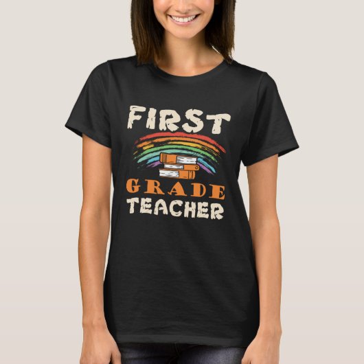 First Grade Teacher Teaching Kids Colorful Rainbow T-shirt (Voorkant)