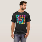 First Grade Vibes First Day Back To School Tie Dye T-shirt (Voorkant volledig)