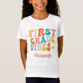 "First Grade Vibes" Groovy Terug naar school T-shirt (Voorkant)