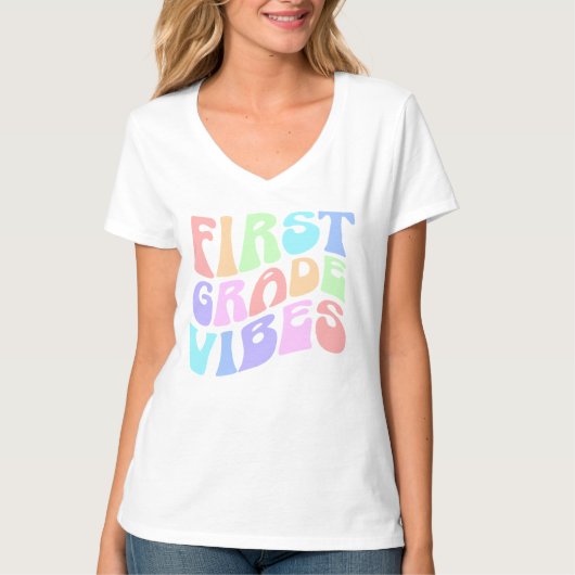 First Grade Vibes - Kleurrijke Groovy Terug naar S T-shirt (Voorkant)