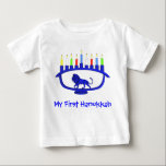 First Hanukkah Lion Menorah<br><div class="desc">Voor de eerste Chanoekaviering van je kind. Hij is uitgerust met een blauw,  leeuwengemetselde Chanukkah-menorah met alle acht kaarsen en het verbranden van de shamash. Chanoeka is het mid-winter "Festival of Lights".</div>