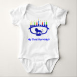 First Hanukkah Lion Menorah Romper<br><div class="desc">Voor de eerste Chanoekaviering van je kind. Hij is uitgerust met een blauw,  leeuwengemetselde Chanukkah-menorah met alle acht kaarsen en het verbranden van de shamash. Chanoeka is het mid-winter "Festival of Lights".</div>