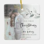 First Marriott Christmas Photo Name Year Script Ce Keramisch Ornament<br><div class="desc">Eerste kerstfoto-tijdschrift Manuscript A romantic keepakes om de speciale tijd van uw eerste kerstfeest te vieren als Mr. en Mrs. en Memento in vakantie. Typografie voor Kerstmis, Mr. en Mrs. is in een bepaald modern schrift en de rest van de tekst kunt u gemakkelijk personaliseren en eenvoudig de steekproeffoto met...</div>